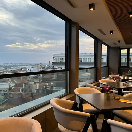 Lumiere Pool & Belgrád