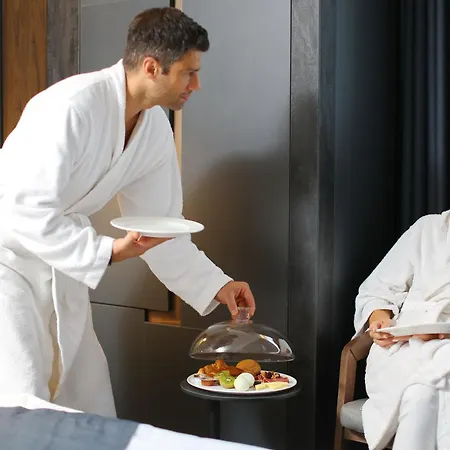 Lumiere Pool & 4*
