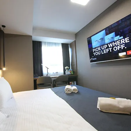 Lumiere Pool &